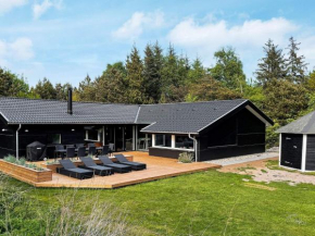 Modern Holiday Home in Bl vand near Sea